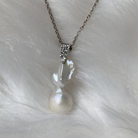 Přívěsek s barokní perlou